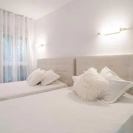 2 Bedroom Awesome In Apartment *
